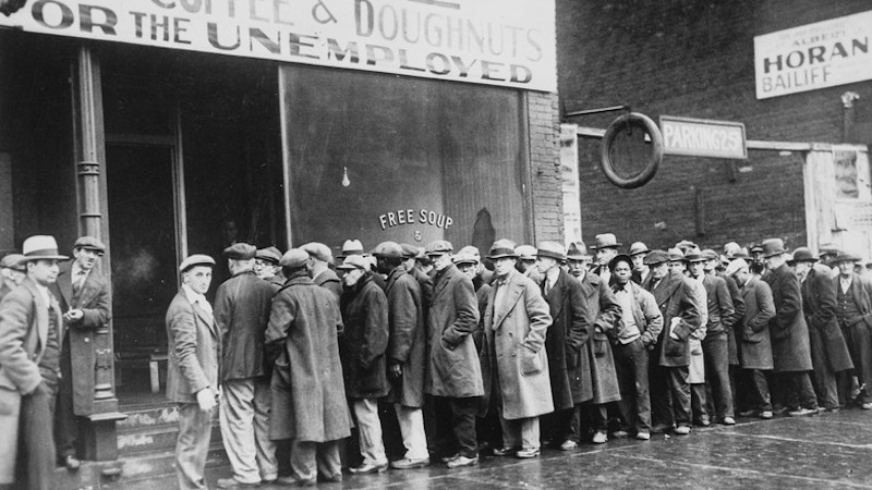 Unemployed men queued outside a depression soup kitchen opened in Chicago by Al Capone, 1931. Credit: Wikipedia Commons
