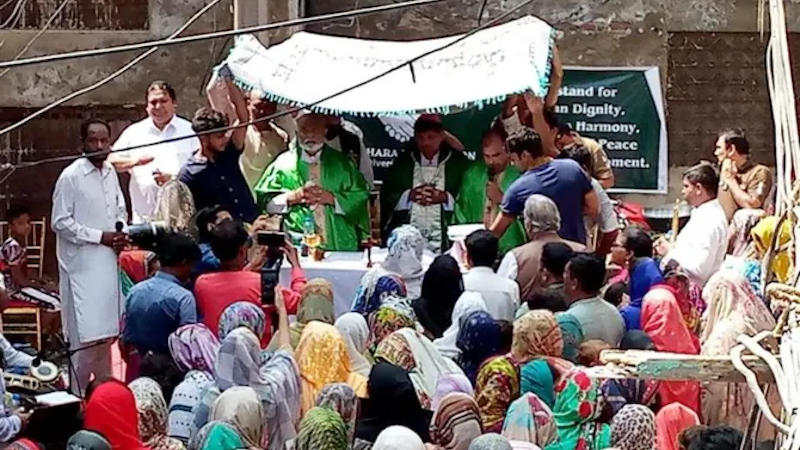 Pakistan: Hundreds Of Catholics Celebrate Mass Outside Burned Church ...