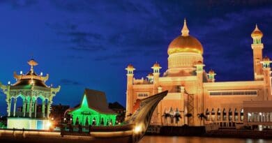 Omar Ali Saifuddien Mosque in Brunei. Photo Credit: NeilsPhotography, Wikimedia Commons