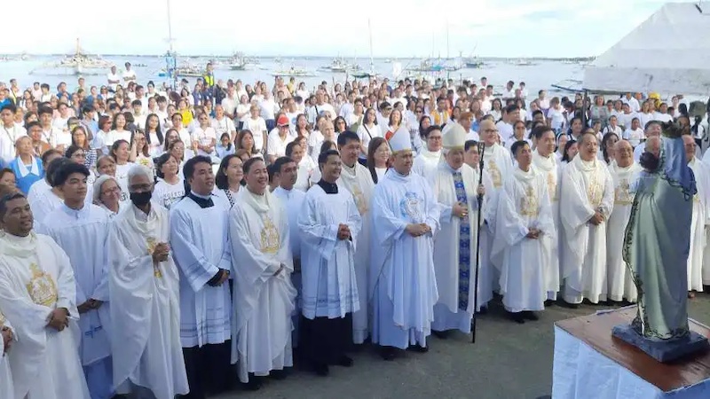 Archbishop Socrates Villegas and others recite the rosary during the fluvial procession on July 16. (Photo: Caritas)