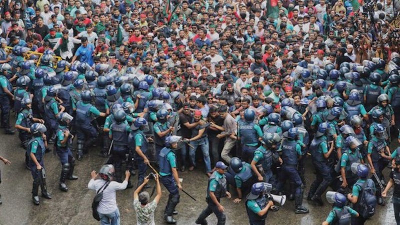 Police trying to hold back a mass of student demonstrators on July 11, 2024. Photo Credit: Jibon Ahmed/BenarNews