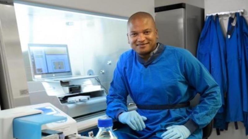 Matheus Henrique Dias in a lab at NKI: potential novel treatment would stress tumor cells with one drug and eliminate them with another CREDIT: NKI