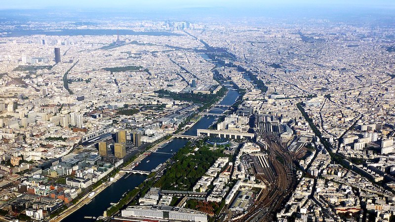 Aerial photograph of the Seine and Paris, France. Photo Credit: Mortimer62, Wikipedia Commons