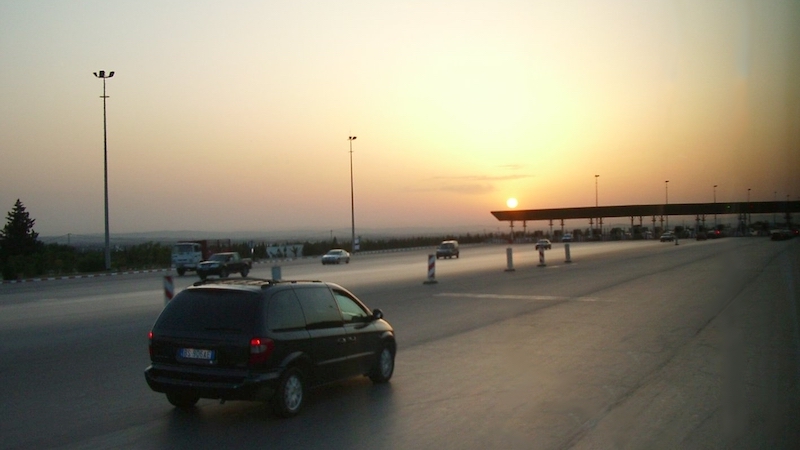 Highway in Tunisia approaching Ras Jedir, Libya. Photo Credit: Jaume Ollé, Wikimedia Commons